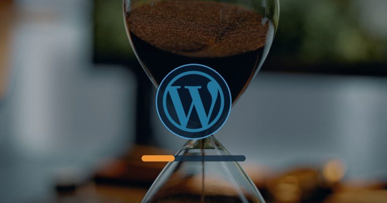 Logotipo de WordPress centrado sobre un reloj de arena para representar una web lenta