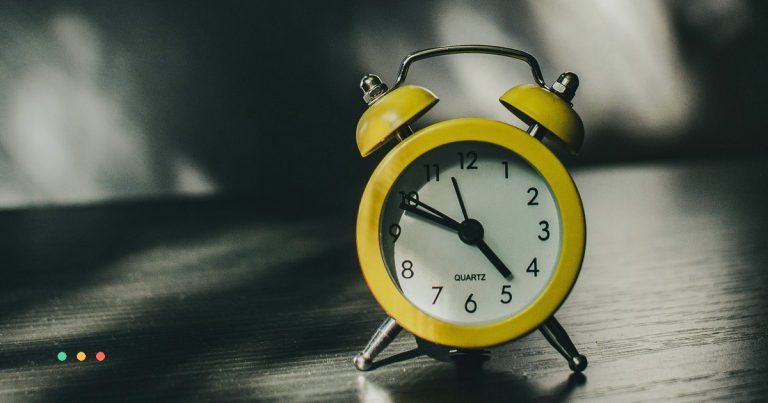 Reloj despertador para ilustrar las tareas programadas de WP-Cron en WordPress